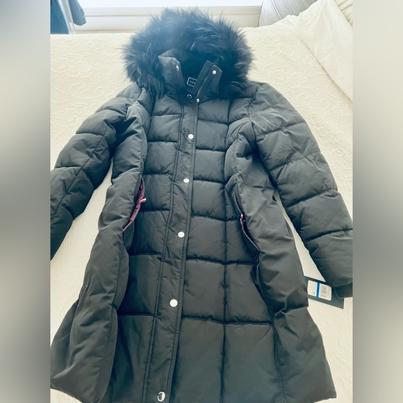 Tommy Hilfiger 3/4 length puffer coat. - Picture 4 of 8